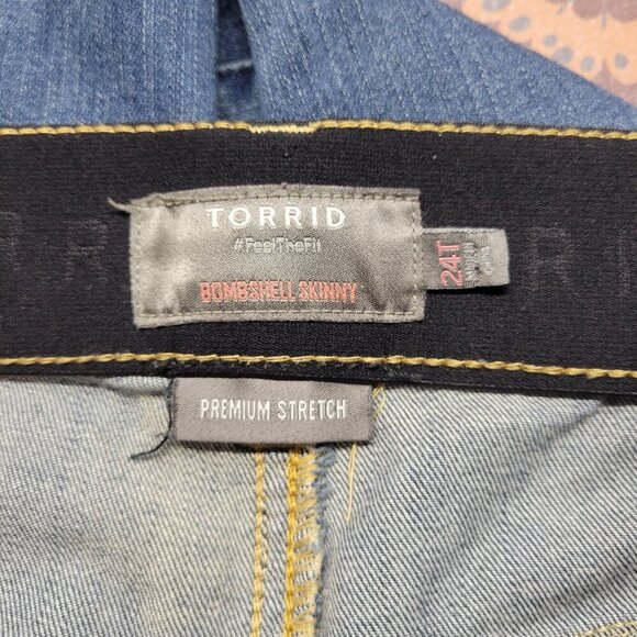 Torrid 24T Medium Wash Denim Blue Ripped Faded Distressed Stretch Skinny Jeans - Picture 7 of 10